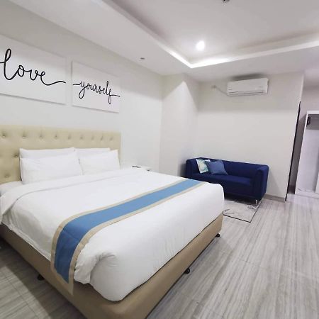 แฮมป์ตัน สวีท Hotel Davao ภายนอก รูปภาพ