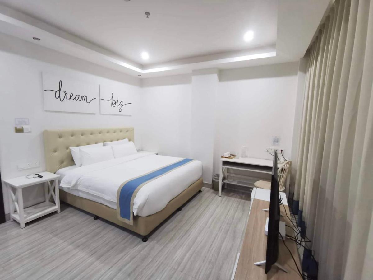 แฮมป์ตัน สวีท Hotel Davao ภายนอก รูปภาพ
