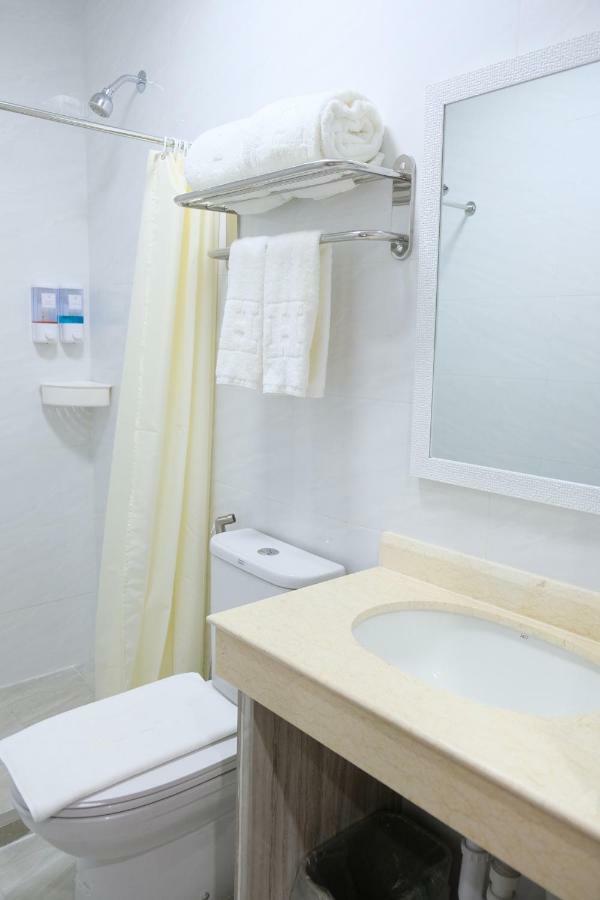 แฮมป์ตัน สวีท Hotel Davao ภายนอก รูปภาพ
